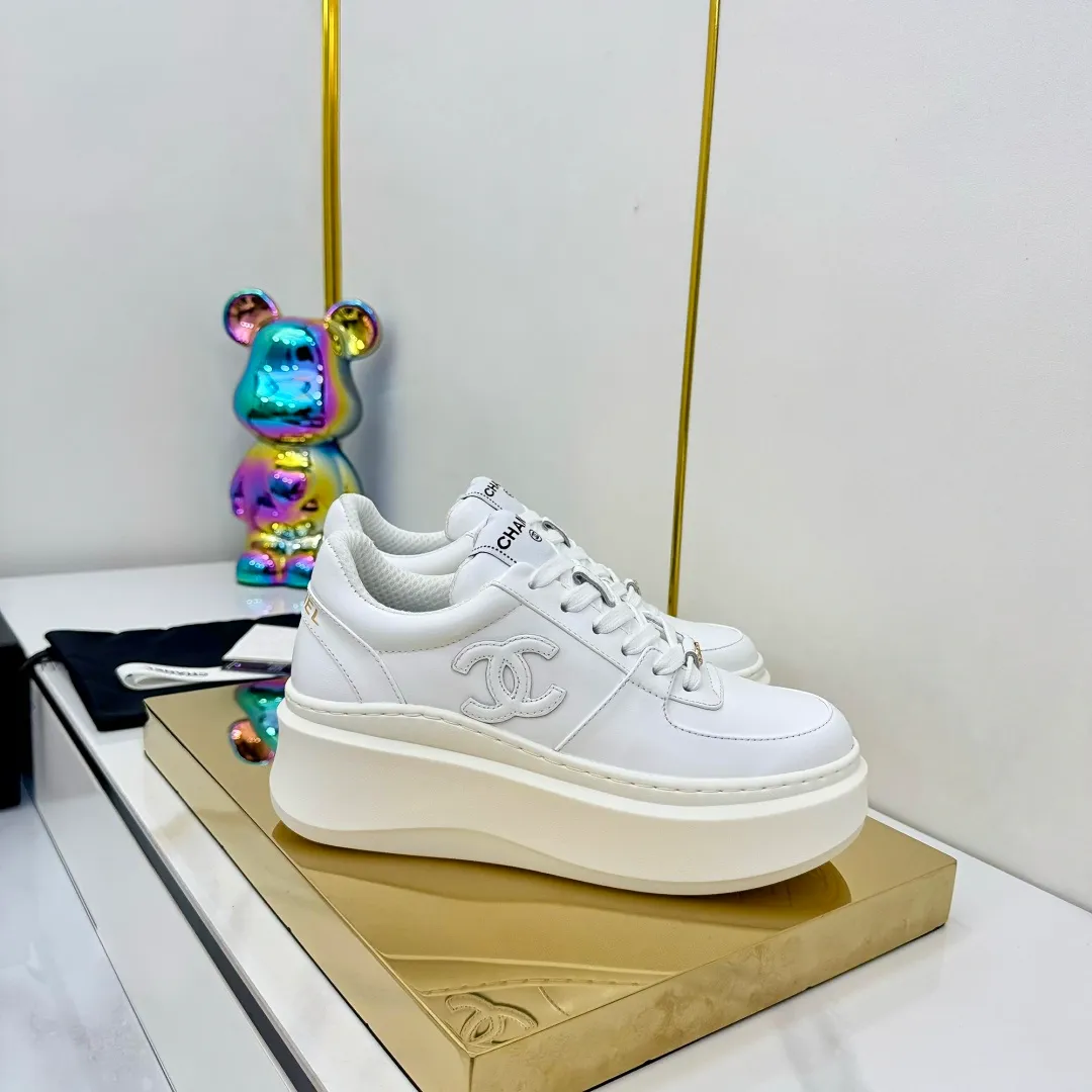 👟👟Ex-factory price 600👟👟 Upgraded version, upgraded version, upgraded version! No rebuttal accepted! ! ! ! Chanel Chanel panda shoes! 2025 counter's top casual sports shoes. This classic design; the upper is electro-embroidered with a variety of techniques; the outsole is fashionable and sporty; the unusual inclusion of a variety of color matching elements... The diversified mix and match is very good-looking and versatile, and can be used for leisure, fashion, sports, and outdoor... ꫛꫀꪝ Go➫ Materials: ❶Upper made of: original imported first-layer silk cowhide + original waterproof cloth + original first-layer cowhide ❷Inner lining: Original Yangli+Net ❸Outsole based on: Original TPU combination outsole Counter boutique packaging complete set for women 35–41 👉 👉 👉 👉
